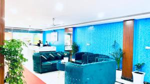 Khu vực ghế ngồi tại Chitwan Business Hotel