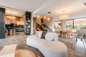 Dapur atau dapur kecil di Large Private Pool, Breakfast Included, Near Golf