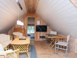 Televisyen dan/atau pusat hiburan di 14 person holiday home in Ulfborg