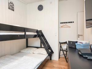 Un dormitorio con una litera y un escritorio. en 12 person holiday home in Glesborg-By Traum, en Glesborg 46 fotos más