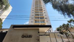 a building with a gamma califa sign in front of it at Estilo e conforto perto da USP e UniCPO in Bauru