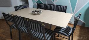 a table with two chairs and a bowl of rocks at Ezeiza 3 departamento privado a 15 minutos del aeropuerto hasta 7 personas OPCIONAL TRANFER DESDE Y HACIA EL AEROPUERTO DE EZEIZA LAS 24 HORAS pet friendly conexion con Aeroparque in Ezeiza +29 photos