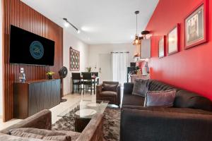 Χώρος καθιστικού στο Red Vibe Music Decor with King Bed plus Parking plus Home Office
