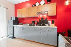 Η κουζίνα ή μικρή κουζίνα στο Red Vibe Music Decor with King Bed plus Parking plus Home Office