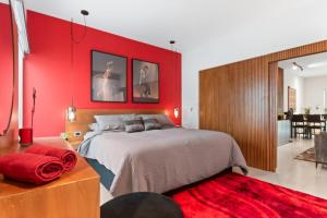 Ένα ή περισσότερα κρεβάτια σε δωμάτιο στο Red Vibe Music Decor with King Bed plus Parking plus Home Office