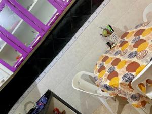 an overhead view of a table and chair in a kitchen at Cantinho Perfeito in Belém
