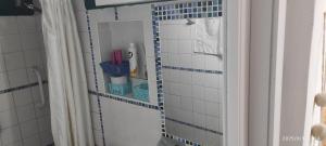 Un baño de Ezeiza 3 departamento privado a 15 minutos del aeropuerto hasta 7 personas OPCIONAL TRANFER DESDE Y HACIA EL AEROPUERTO DE EZEIZA LAS 24 HORAS pet friendly conexion con Aeroparque