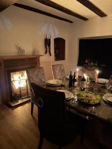 Gambar di galeri bagi Farmhouse Retreat with Hot Tub, Pool, Horses, Games Room, Free Car Park, Only 45 min from Oxford Circus di Stapleford Tawney