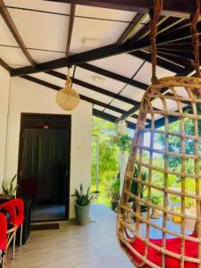 une chambre avec un hamac suspendu dans une maison dans l'établissement Mount Lavender Weligama, à Weligama