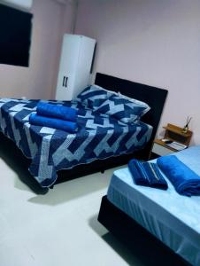 CanoinhasにあるPousada Santa Mariaの部屋に並んで置かれた2つのベッド