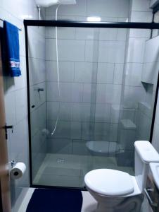 CanoinhasにあるPousada Santa Mariaのガラス張りのシャワーとトイレ付きのバスルーム