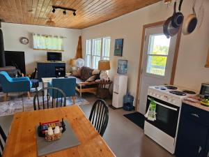 TV a/nebo společenská místnost v ubytování Islandview Cottage + 6 fotografií