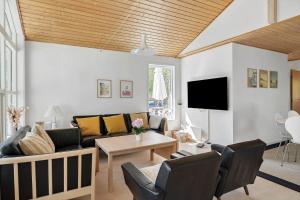 een woonkamer met een bank en een tafel bij 1502-Aakirkeby-Malurtvej-7 in Vester Sømarken