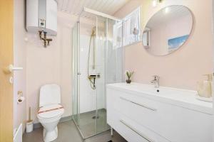 een badkamer met toilet en glazen douche bij 1502-Aakirkeby-Malurtvej-7 in Vester Sømarken +14 foto's