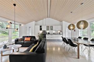 ein Wohnzimmer mit Sofa und Tisch in der Unterkunft 1435 Aakirkeby - Ædjavejen 10 in Vester Sømarken