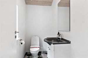 ein Badezimmer mit einer weißen Toilette und einem Waschbecken in der Unterkunft 1435 Aakirkeby - Ædjavejen 10 in Vester Sømarken + 15 Fotos