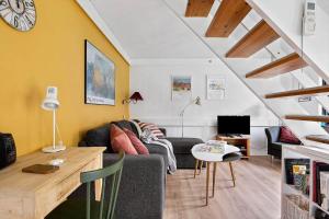 una sala de estar con un sofá y una mesa en 5564-Gudhjem-Gudhjem-Feriepark-78, en Gudhjem