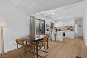 Η κουζίνα ή μικρή κουζίνα στο Palm Hideaway