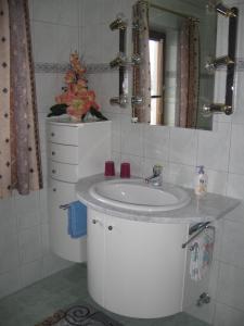 een badkamer met een wastafel en een spiegel bij Gästehaus Renate in Biberwier