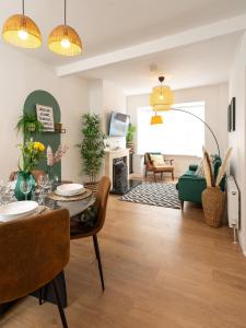 a living room with a table and a couch at Amica Rose in Belfast