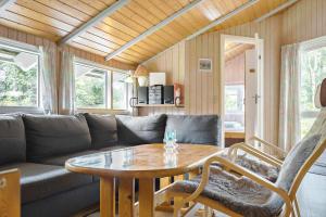 ein Wohnzimmer mit Sofa und Tisch in der Unterkunft 1412 Aakirkeby - Boesparken 12 in Vester Sømarken