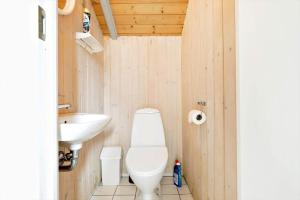 ein Badezimmer mit Toilette und Waschbecken in der Unterkunft 1412 Aakirkeby - Boesparken 12 in Vester Sømarken + 17 Fotos