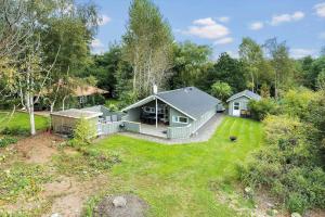 eine Luftaufnahme eines Hauses mit Garten in der Unterkunft 1412 Aakirkeby - Boesparken 12 in Vester Sømarken