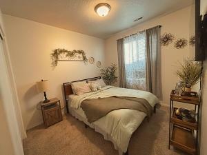 コールドウェルにあるIdaho Modern Retreat King Bed Backyard 2BR2BAのベッドと窓のある寝室