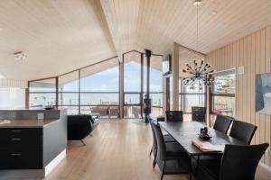 una sala da pranzo con tavolo e vista sull'oceano di 6662-Allinge-Tejnvej-65 ad Allinge Altre 14 foto