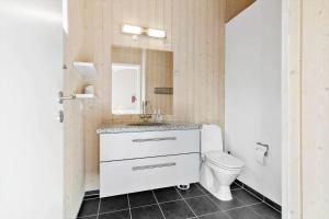 un bagno con un lavandino bianco e un water di 6662-Allinge-Tejnvej-65 ad Allinge
