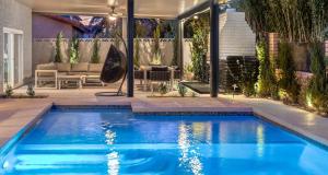 une piscine dans l'arrière-cour d'une maison dans l'établissement Sunset Swim, Luxury Vegas Villa with Pool, Hot Tub, à Las Vegas