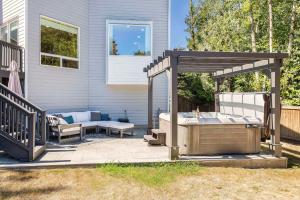 une terrasse avec un kiosque et un bain à remous dans l'établissement Bellevue Lakemont 4BR&Den Hot Tub & EV Charger, à Bellevue