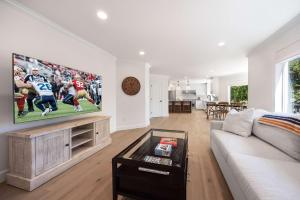 un salon avec un canapé et une télévision dans l'établissement Bellevue Lakemont 4BR&Den Hot Tub & EV Charger, à Bellevue 53 autres photos