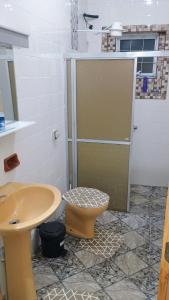 une salle de bain avec une douche avec des toilettes et un lavabo dans l'établissement Casa 7 min da Basilica, à Aparecida