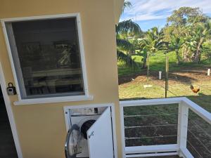 MataveraにあるT&T Retreatの窓のある家の洗濯機と乾燥機