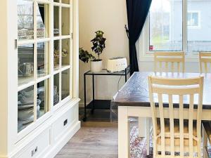 ヨーテボリにあるSpacious holiday home in Gothenburgのダイニングルーム(ハッチ、テーブル付)
