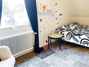 ヨーテボリにあるSpacious holiday home in Gothenburgのベッドと椅子と窓のある寝室