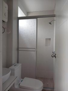 AguaytíaにあるCafé Aguaytiaのトイレと洗面台を備えた白いバスルーム