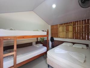 En eller flere senge i et værelse på Cabañas Dilany