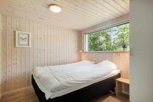 HadsundにあるOH207-Hadsund-Over-Aen-12-Bの窓のある部屋にベッドがある寝室