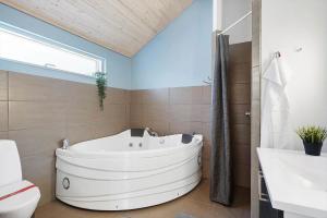 HadsundにあるOH207-Hadsund-Over-Aen-12-Bのバスルーム(大きな白いバスタブ、トイレ付) +20枚の写真