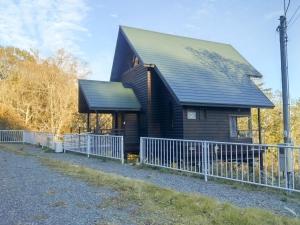 a black house with a fence in front of it at Cottage Self-sufficiency Seya Highlands - Vacation STAY 91982v in Miyazu