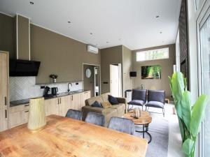 ein Wohnzimmer mit Sofa und Tisch in der Unterkunft Modern Lakeview Cottage in Veluwe in Hoenderloo