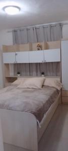 a bedroom with a large bed with a white headboard at Apartamento Playa Familiar Ciudad Flamingo Tucacas Chichiriviche in Tucacas +53 photos