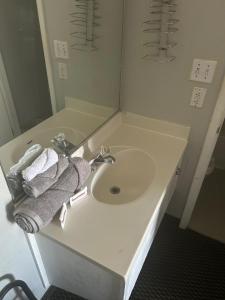 アマリロにあるDouble Bed Hotel Room 212の洗面台と鏡のある白いバスルーム