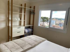 a bedroom with a bed and a window at 2 suítes - 7 lugares, sua família prox Catedral de Pedra in Canela