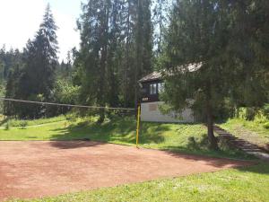 una pista de voleibol frente a una casa con en Chaty Studienky en Oravský Biely Potok