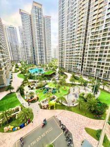 an aerial view of a park in a city with tall buildings at 2 phòng ngủ master cách Vincom Mega Mall 50m khu GH2 in Long Bình