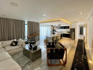 トゥルムにあるGemelos Penthouses, Aldea Zamaの白いソファとキッチンのあるリビングルーム
