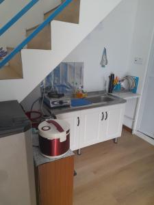 Kuchyň nebo kuchyňský kout v ubytování Hillside Suites Kundasang